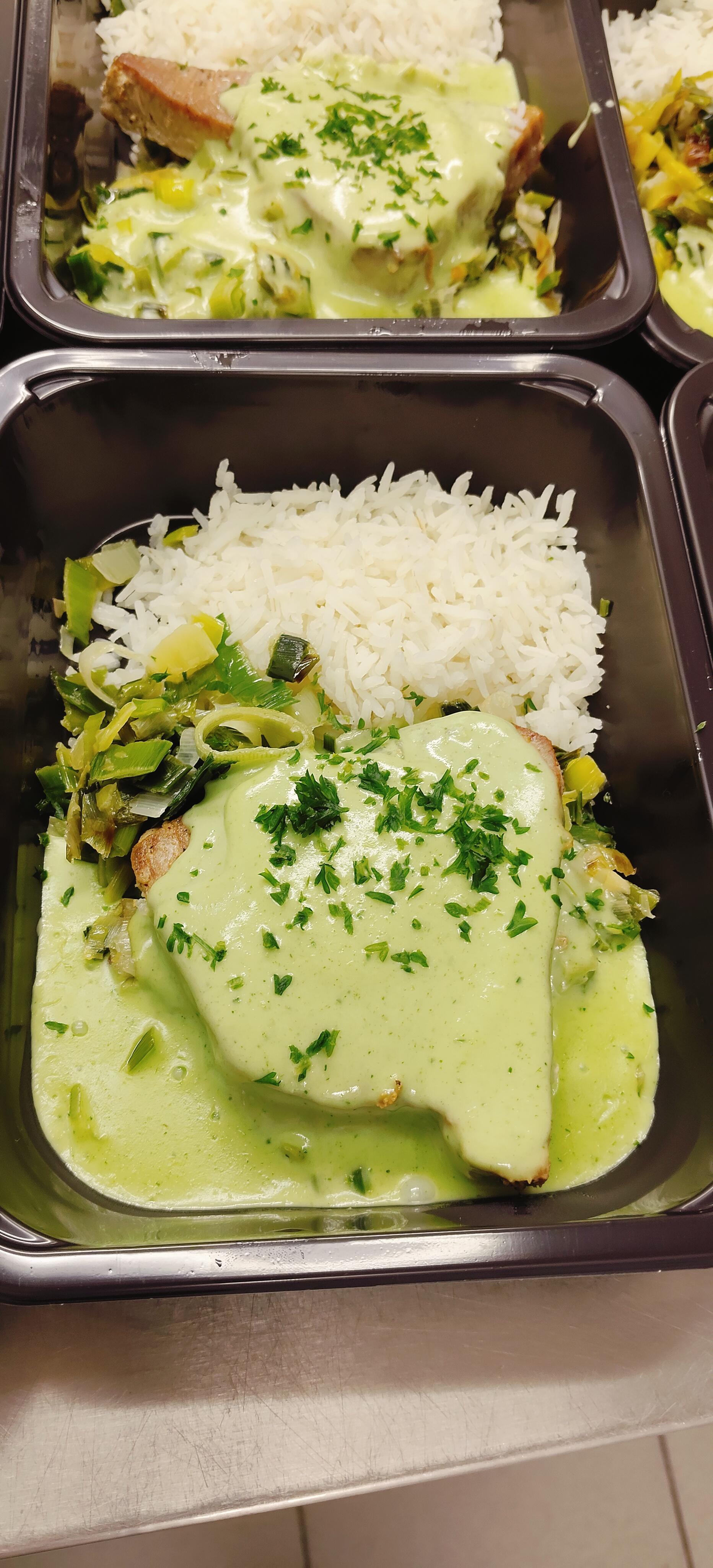 Steak de thon, beurre de persil, riz, poireaux.